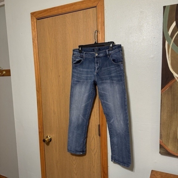 Roz & Ali Size 10 Medium Wash Straight Leg Mid-Rise Jeans w/26" Inseam - EUC - Picture 1 of 3